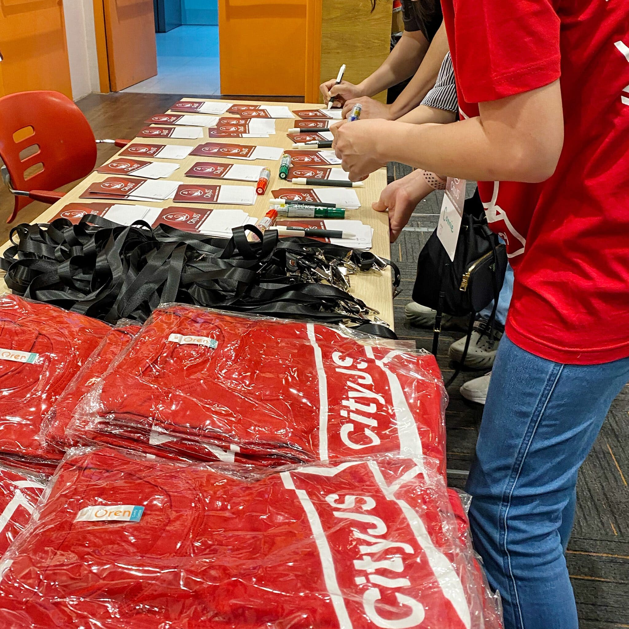 CityJS registeration desk where two volunteer developers helps distributing badge and T-shirt.